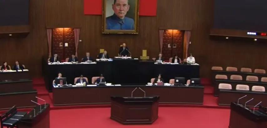 台立法机构3日把“无人机相关条例”放上台面，蓝绿白三套版本在立院完成一读后，交付