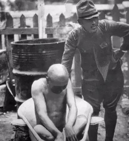 1940年，一个日本军官带人冲进了一个农户家，在屠杀了农户一家三口后，日军开始洗