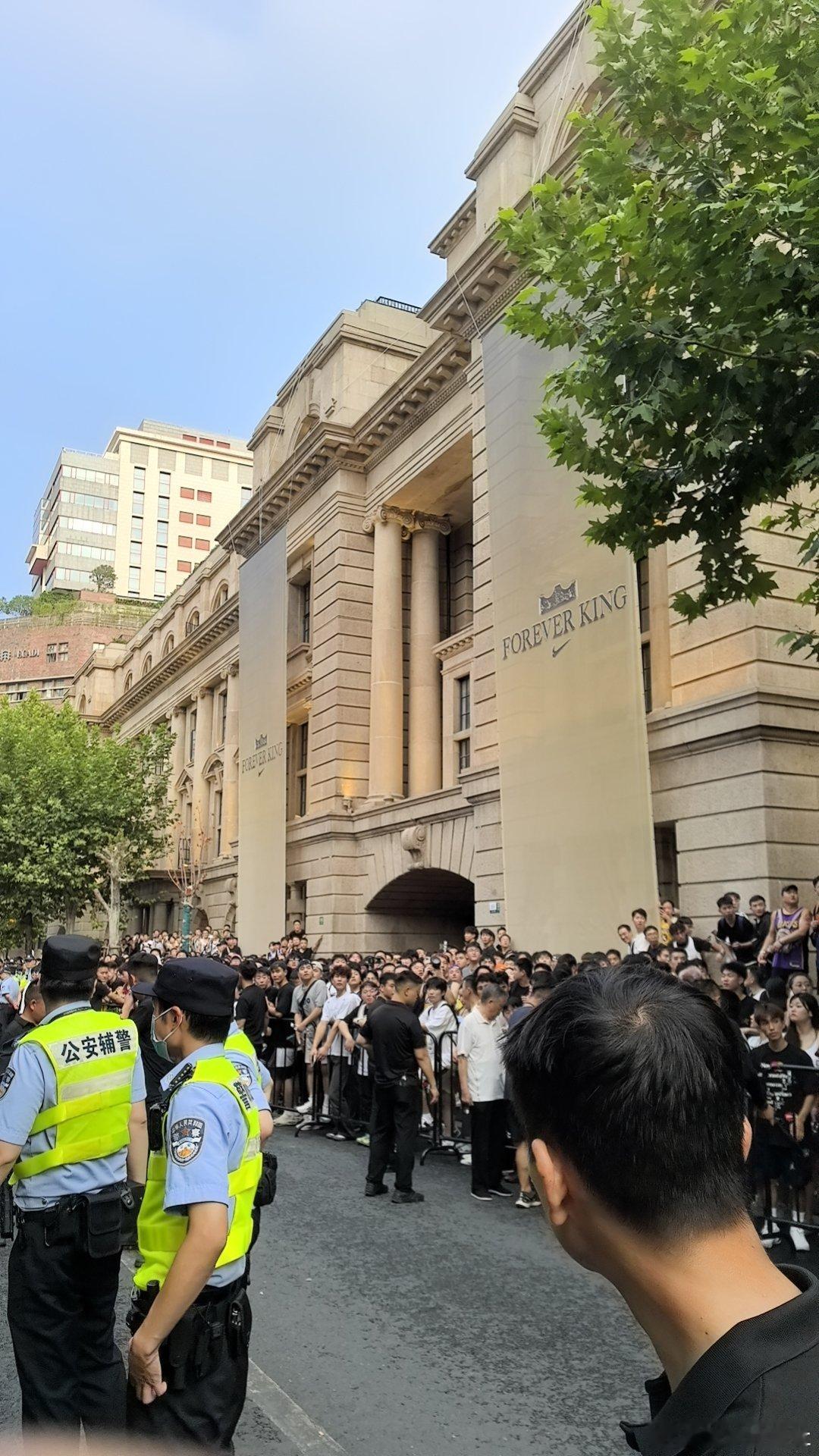 活动现场已经人山人海了，五颜六色的詹姆斯球衣都出现在了现场[允悲][允悲] 但相