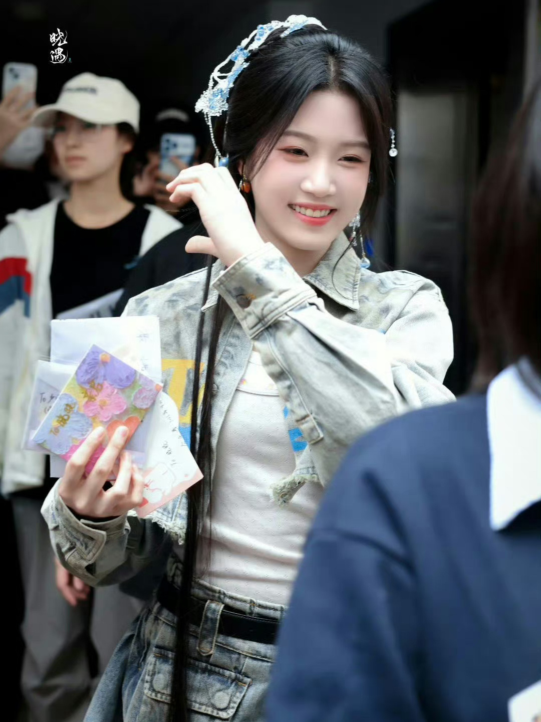 卢昱晓最新妆造路透图~发簪和耳饰好漂亮！！！温婉又灵动的感觉～ ​​​