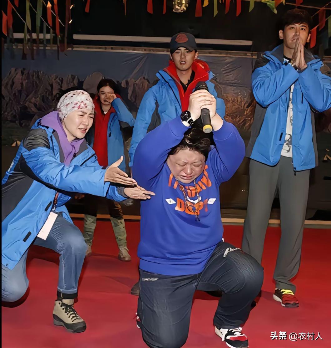 2014年慈善公益活动收官举办欢送晚宴时，韩红回顾一路奔波的艰辛。当场单膝跪地，