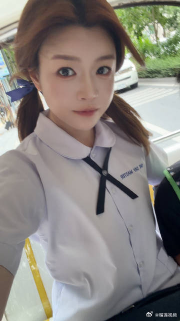 陈妍希今天是不二家希陈妍希泰式校服双马尾陈妍希解锁泰式校服新造型，搭配灵动双马尾