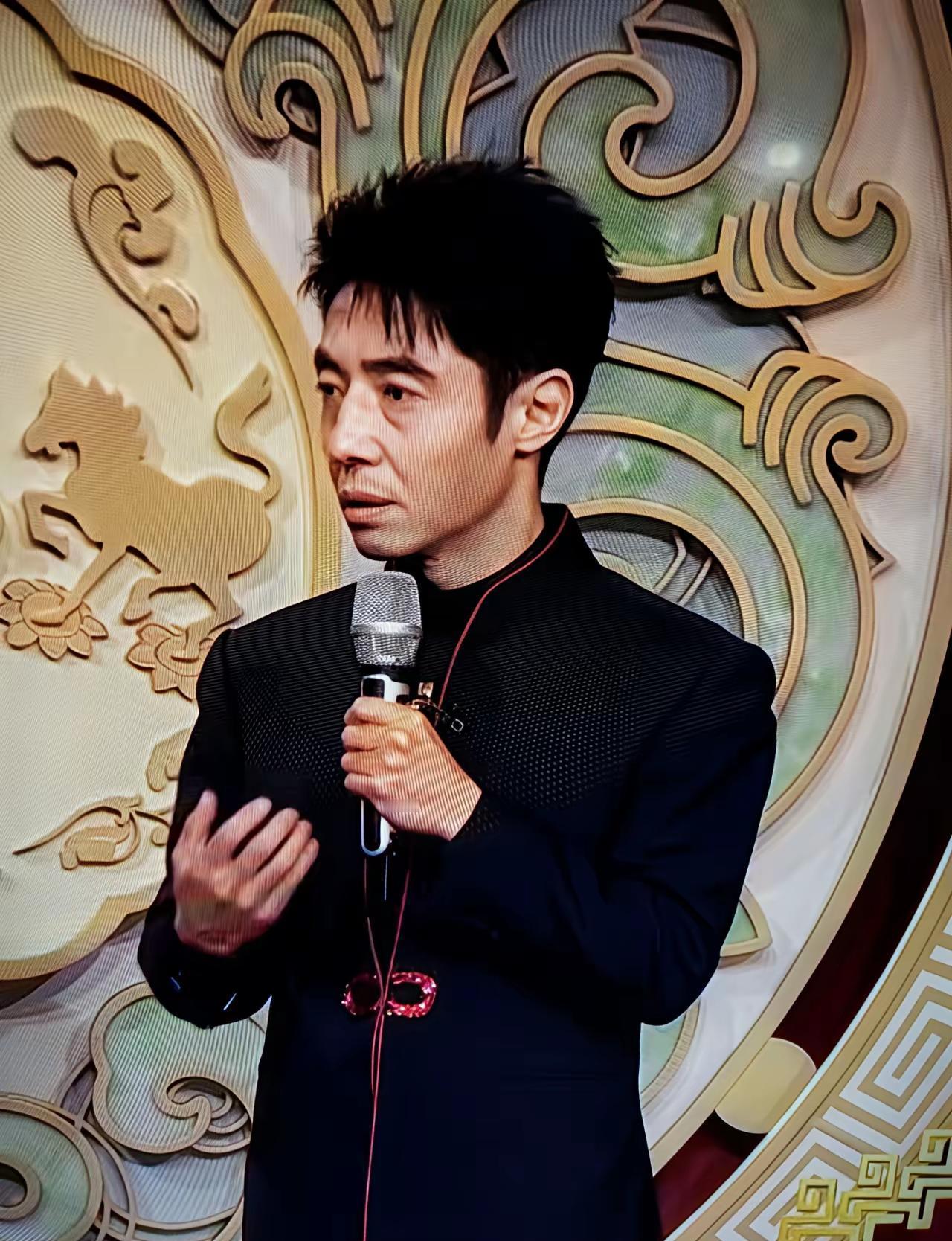 他瘦得下颌线像刀割，春晚露面瞬间，无数人惊呼：撒贝宁老了，他怎么了？
！
昔日小