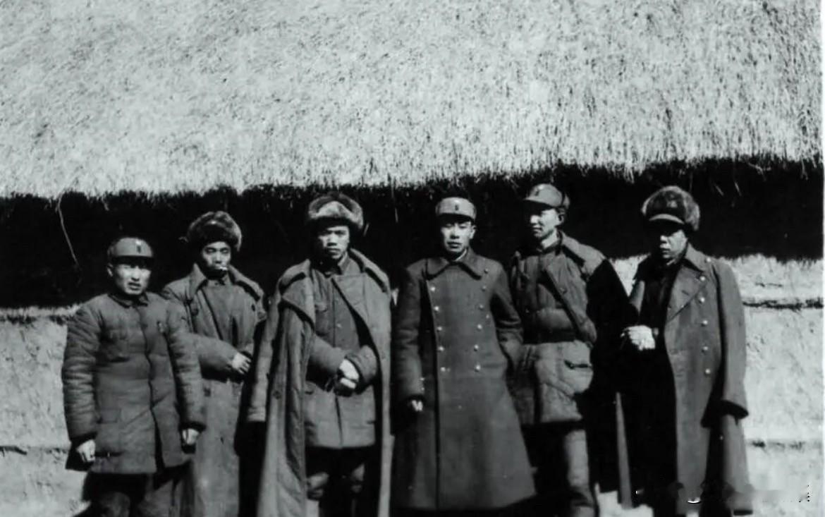 1942年冬，淮海区党政军主要领导合影，右起：李一氓、洪学智、刘震、金明、吴信泉