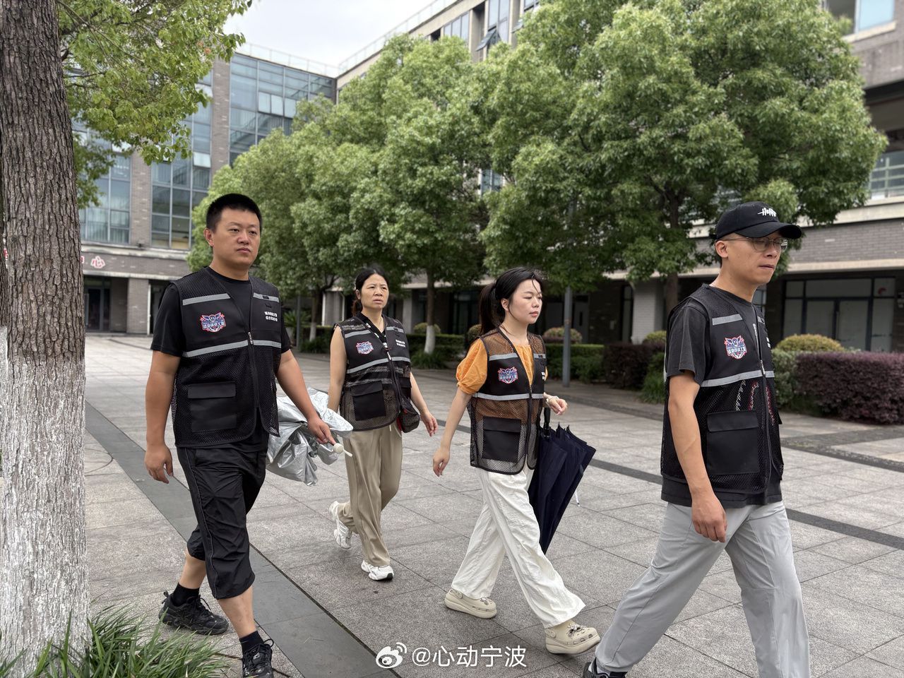 宁波40位志愿者守护高考考场静音时刻 6月8日下午，宁波镇海区40名雄镇义警志愿