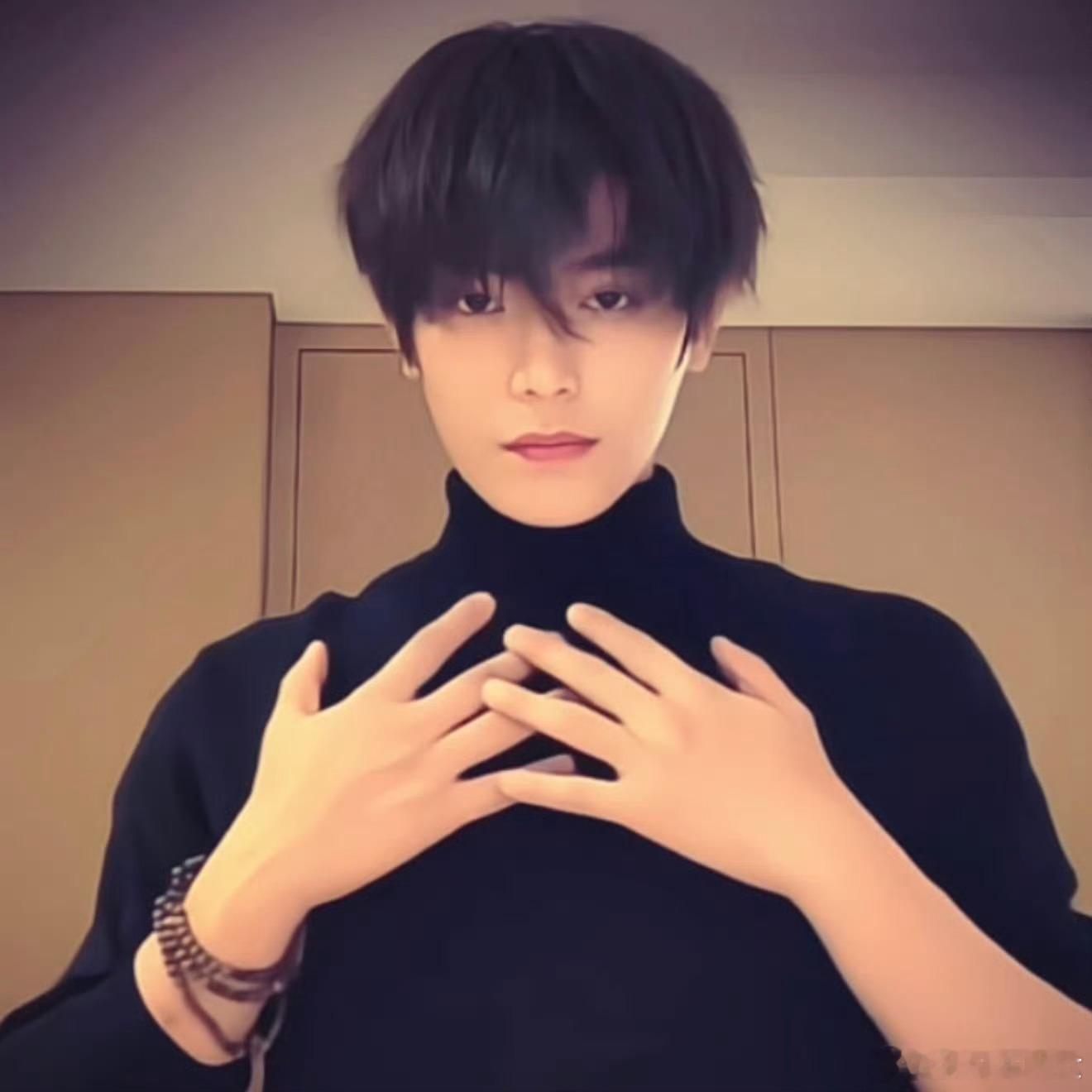 丁禹兮穿黑色高领毛衣跳姐姐有点坏dyx你未婚我卫韫 此男只需要略施小计就能勾的我