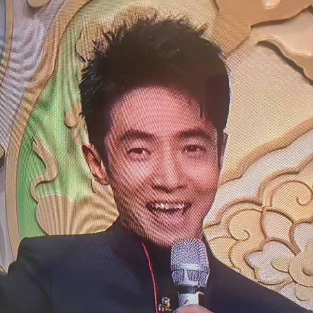 不是我说哈
央视这个化妆师
一定是一位天才，把主持人的眉毛画成这样，真是高手！