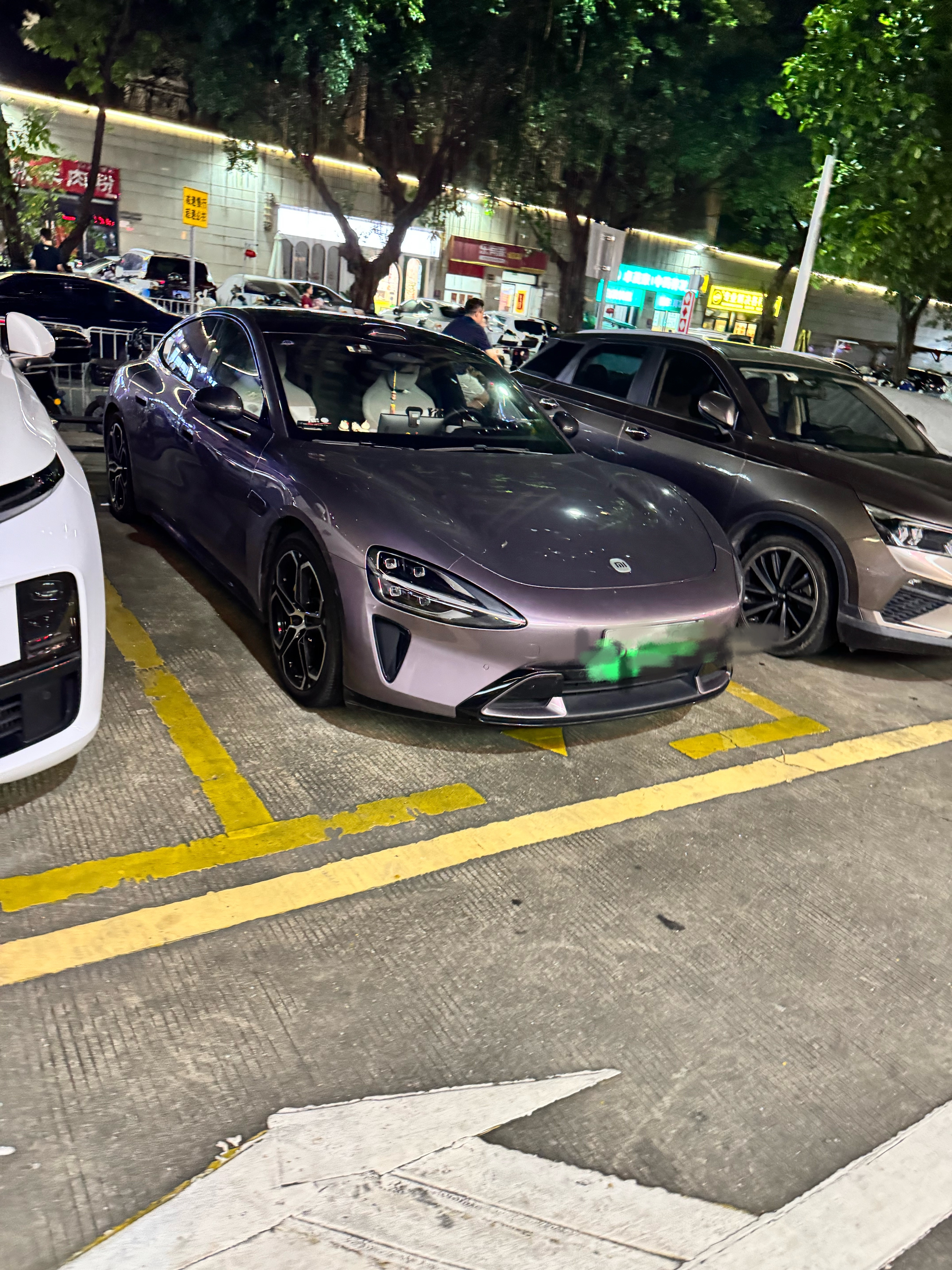 这条街停了一排车，就数你最亮眼 ​​​