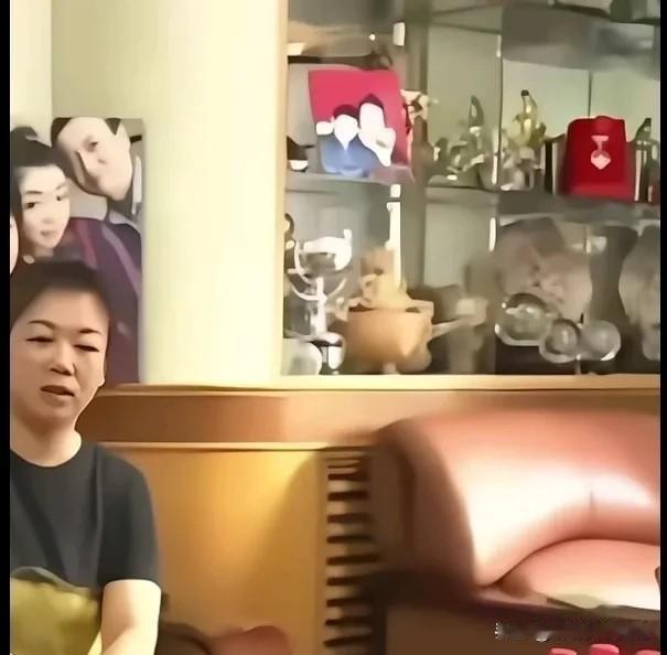 莎莎家的客厅挂着她跟爸妈的合影，挺温馨的。还有一张照片引起了大家的好奇，说是有人
