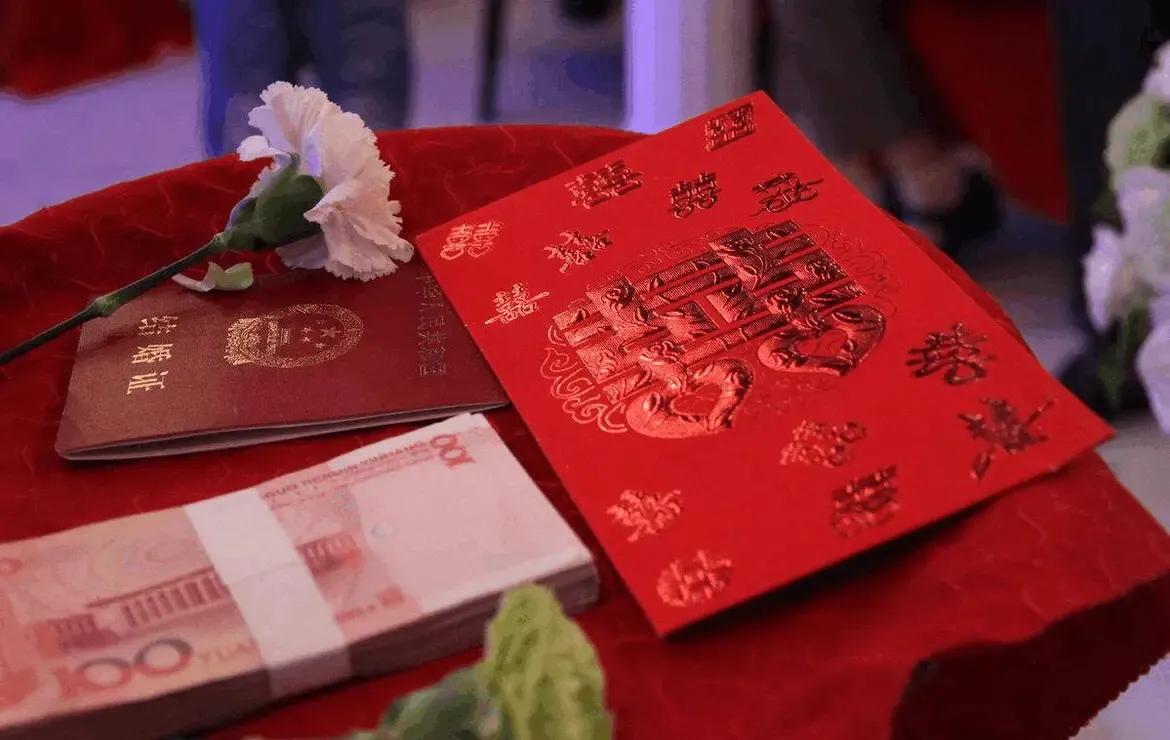 女朋友家不出房、不出车、要彩礼，相处期间几乎没主动付过钱，我很不平衡，还要继续相