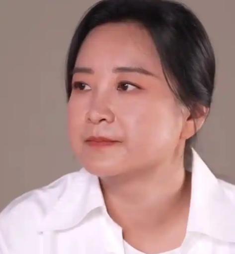 [微风]贾玲为什么突然“消失”了？有网友说，大概是钱赚够了，不用再陪笑哄大伙儿玩