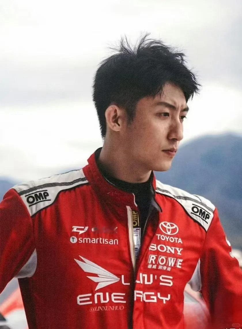 黄景瑜林臻东破次元同框 梦幻联动实锤！黄景瑜和“林臻东”同框，车神魅力翻倍，他在