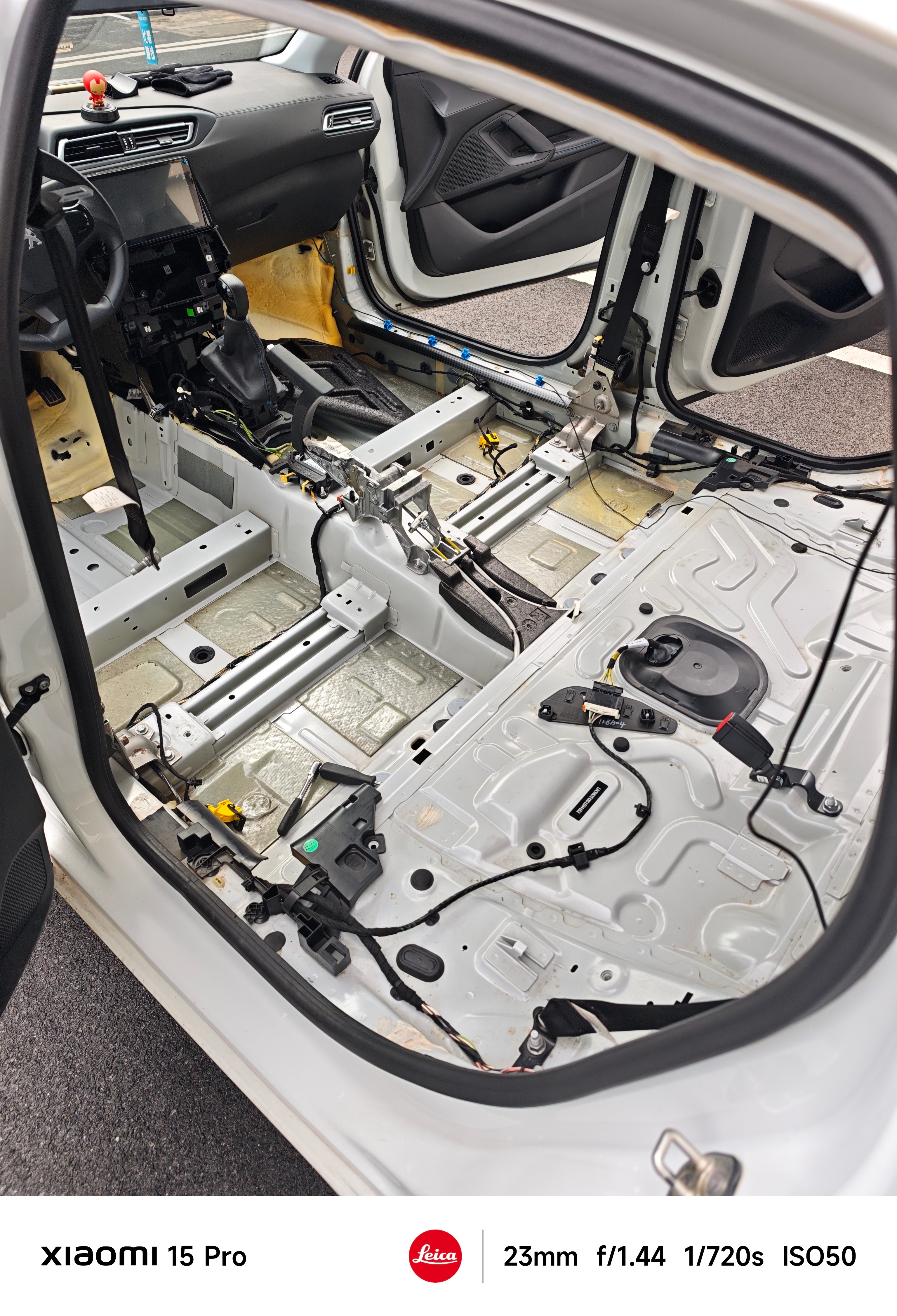 去洗车，遇到一辆油车座椅被拆光了更换的，看看人家车这内架子、线束黄金又开始拉扯