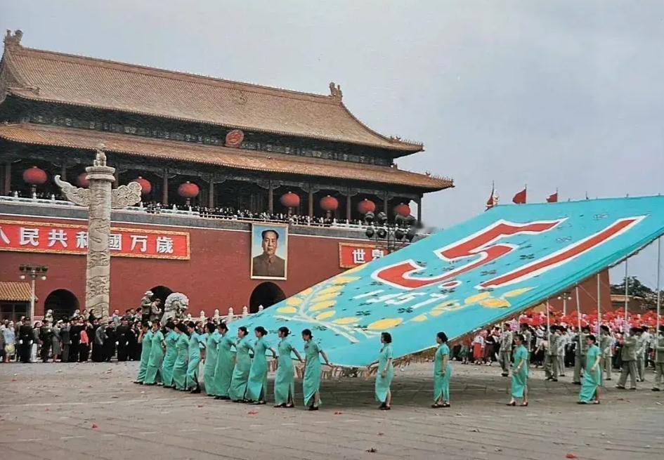 1957年北京，庆祝五一劳动节游行庆典，图三是毛主席和苏联主席克利缅特·伏罗希洛