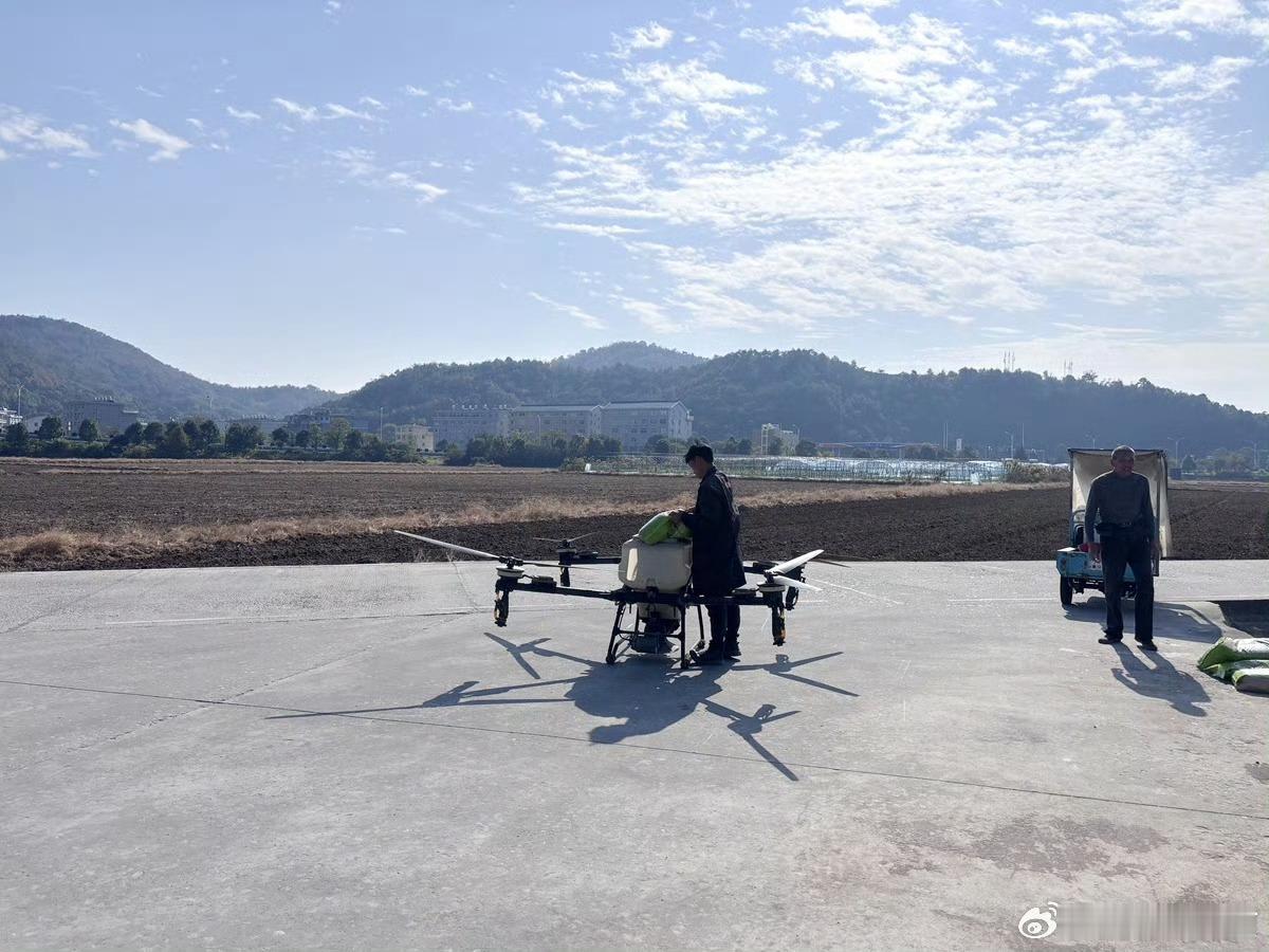 无人机飞入田间台州科技助农有实招科技赋能田间地头！玉环无人机精准撒种、履带农机高