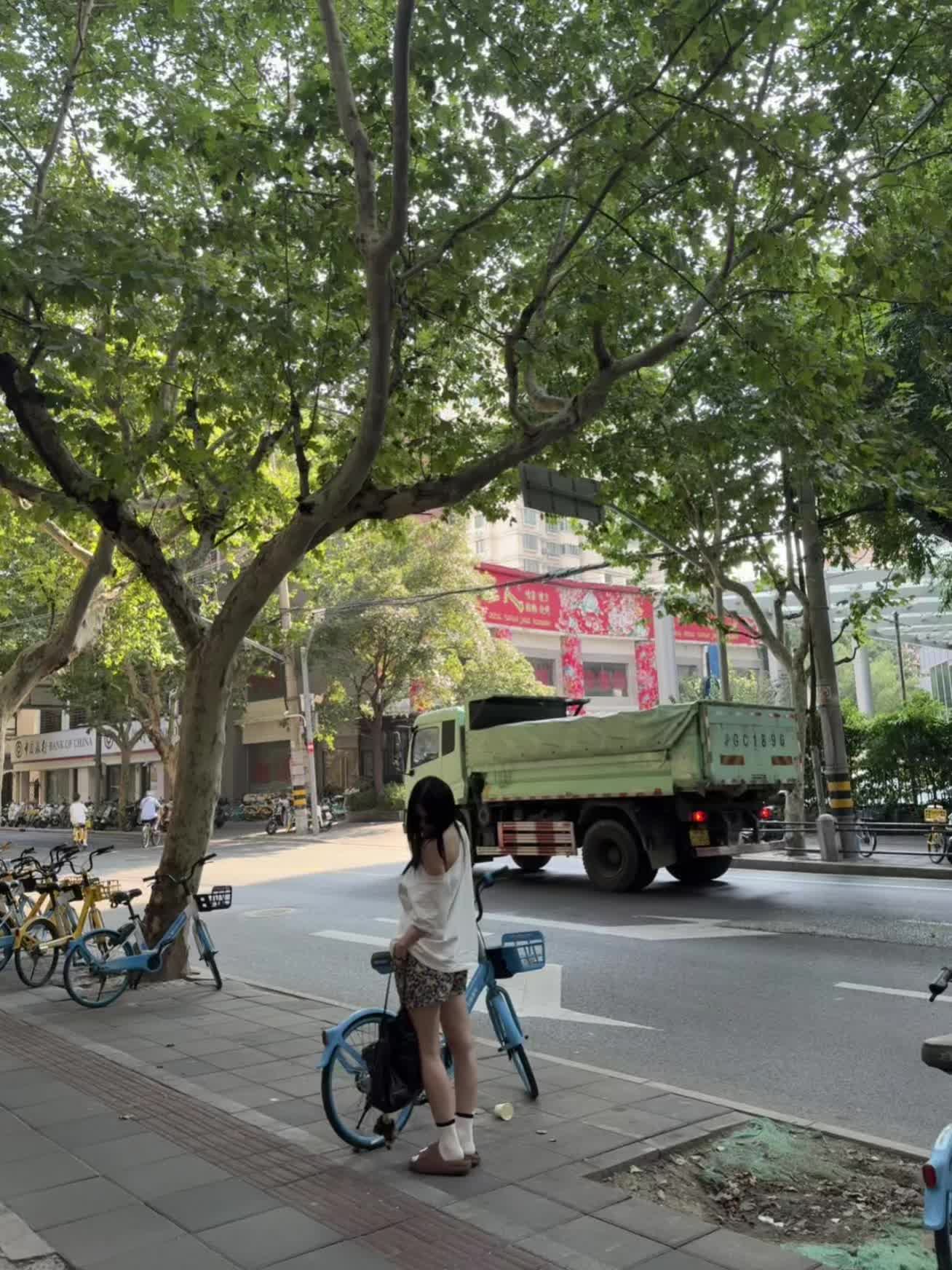 谁家好人穿个花裤子满上海跑