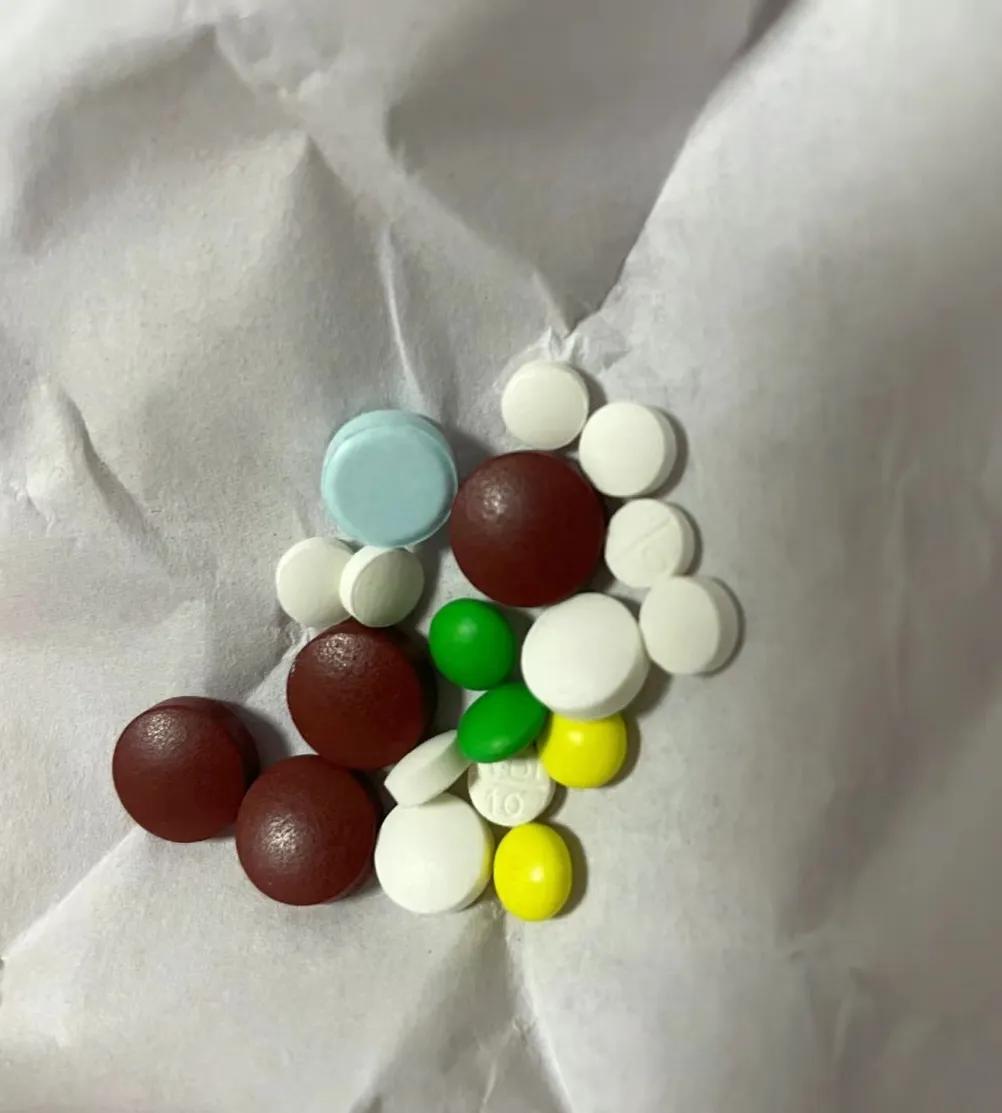 上网查了一下，
不看不知道，
一看吓一跳。
小诊所里面开的药，
吃下去立马见效。