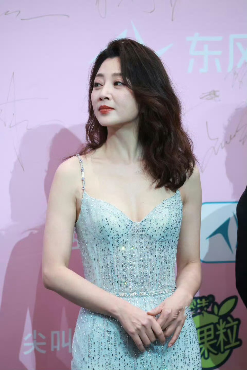 殷桃越来越有女人味了，看着好有魅力 