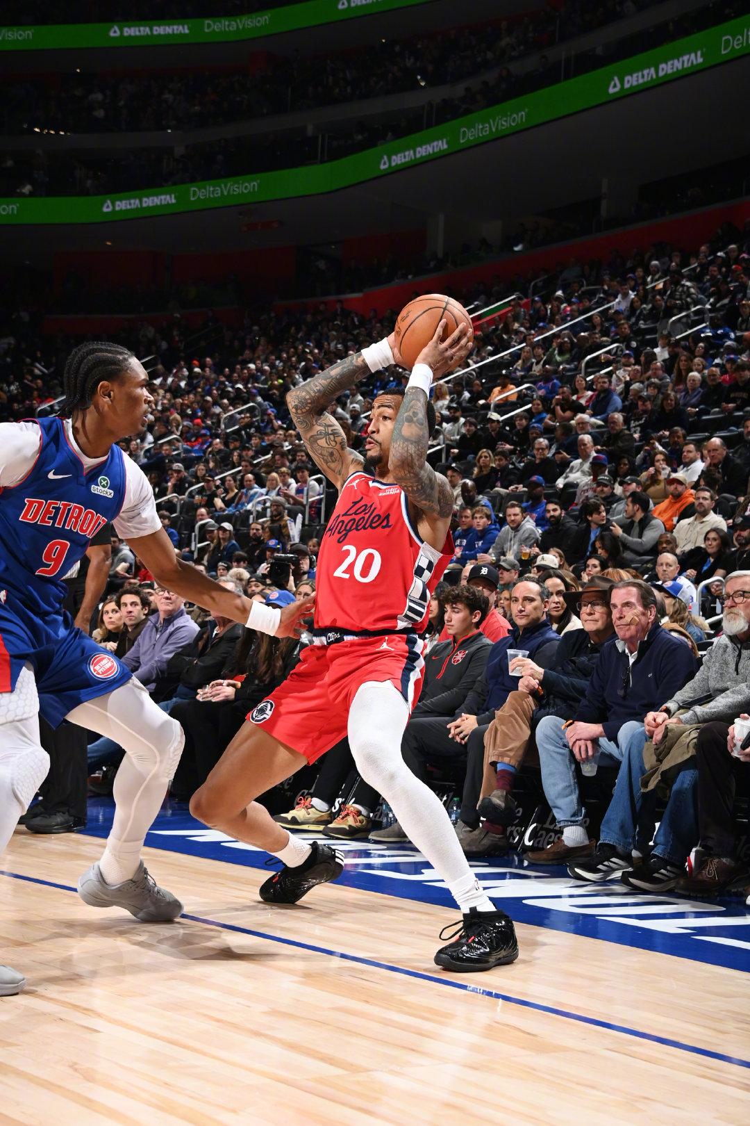 今天的柯林斯实在是太香了。
全场14投9中，三分8中5，单场得到25分+5记三分