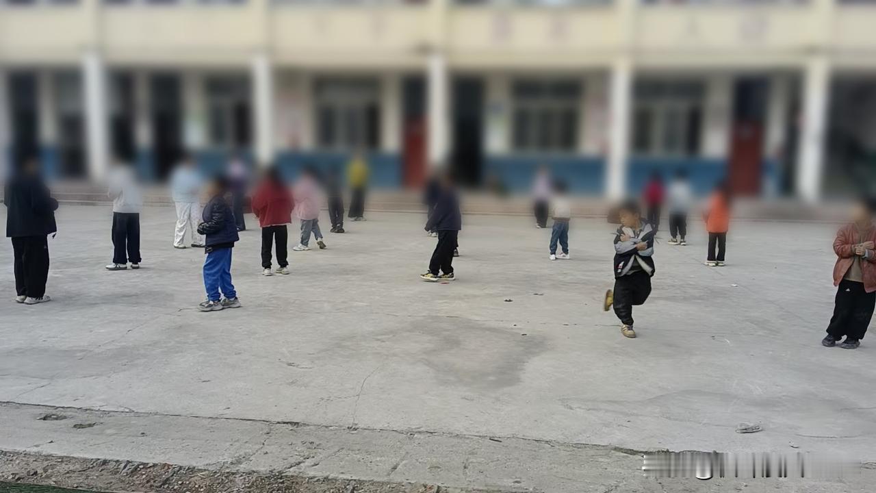 教师为学生洗脚引风波，教育局介入核查！网友吵翻：是暖心还是作秀？


老师给学生