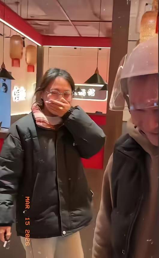 “暖哭了！”四川，一女子在火锅店打工，下班发现电瓶车被偷了，贼只拆走了电瓶，留下