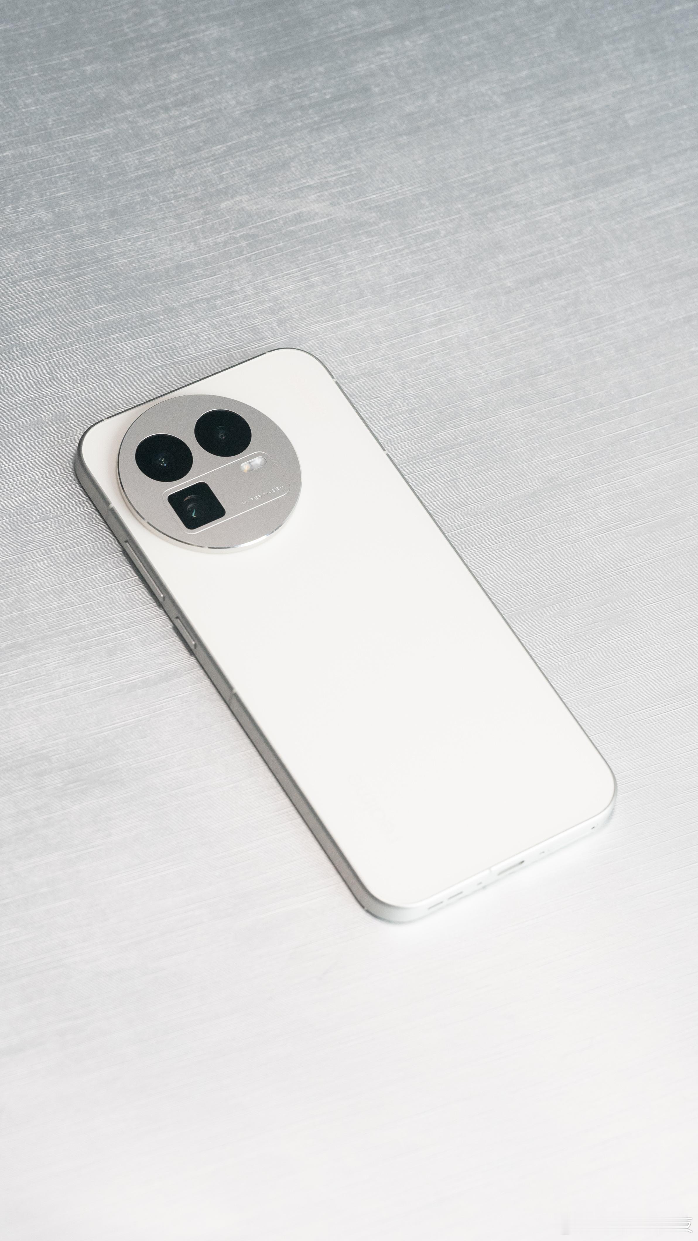 作为子品牌的旗舰，能做成这样其实我觉得已经很用心了，毕竟资源、物料都是有优先级的