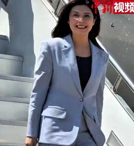 郑丽文这次来，很多网友都在问，为什么没有铺设红地毯迎接？没有铺红地毯，第一是严格