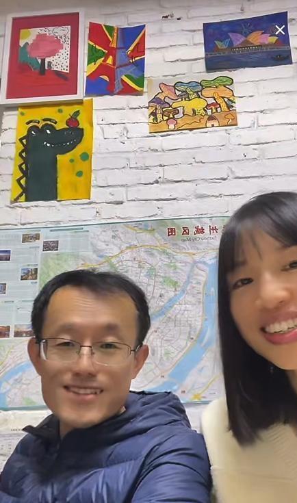 辞职后，张水华拉着老公开直播秀恩爱了。7000多人围观，她亲口说：暂时不带货。这