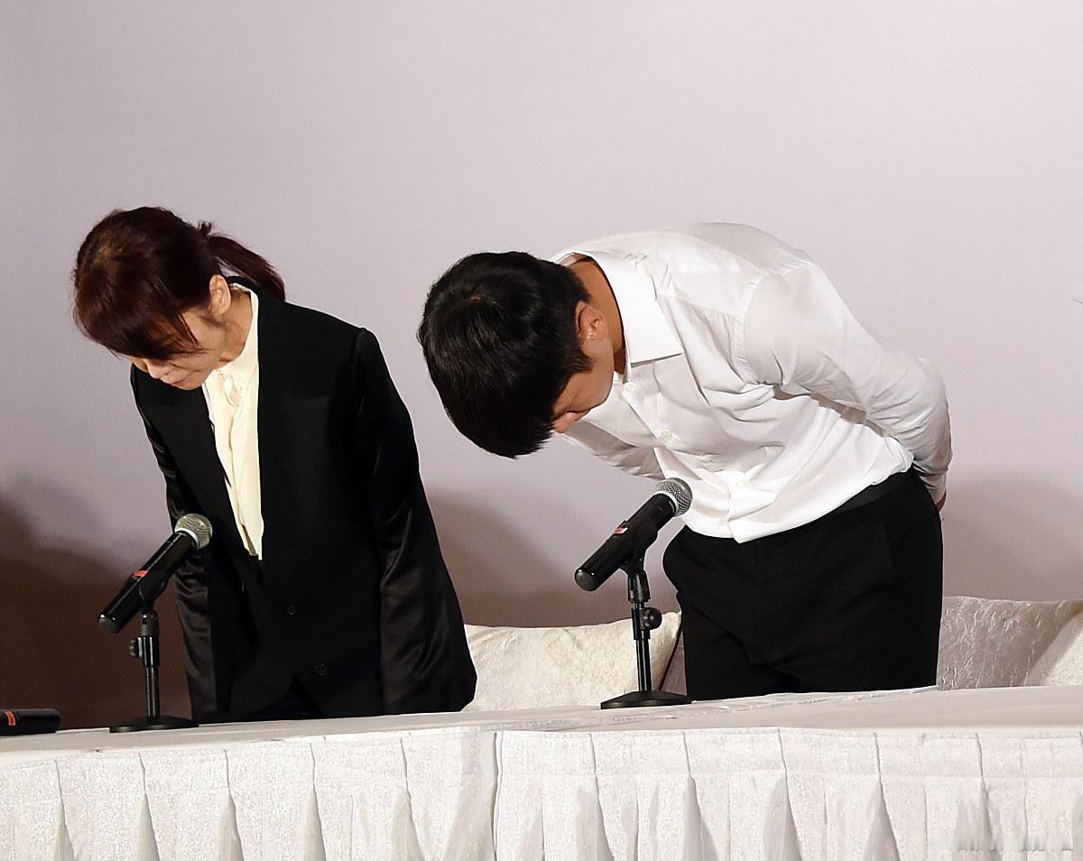 单依纯向李荣浩道歉你怎么看 单依纯向李荣浩道歉这事儿挺值得琢磨。从热搜情况看，两