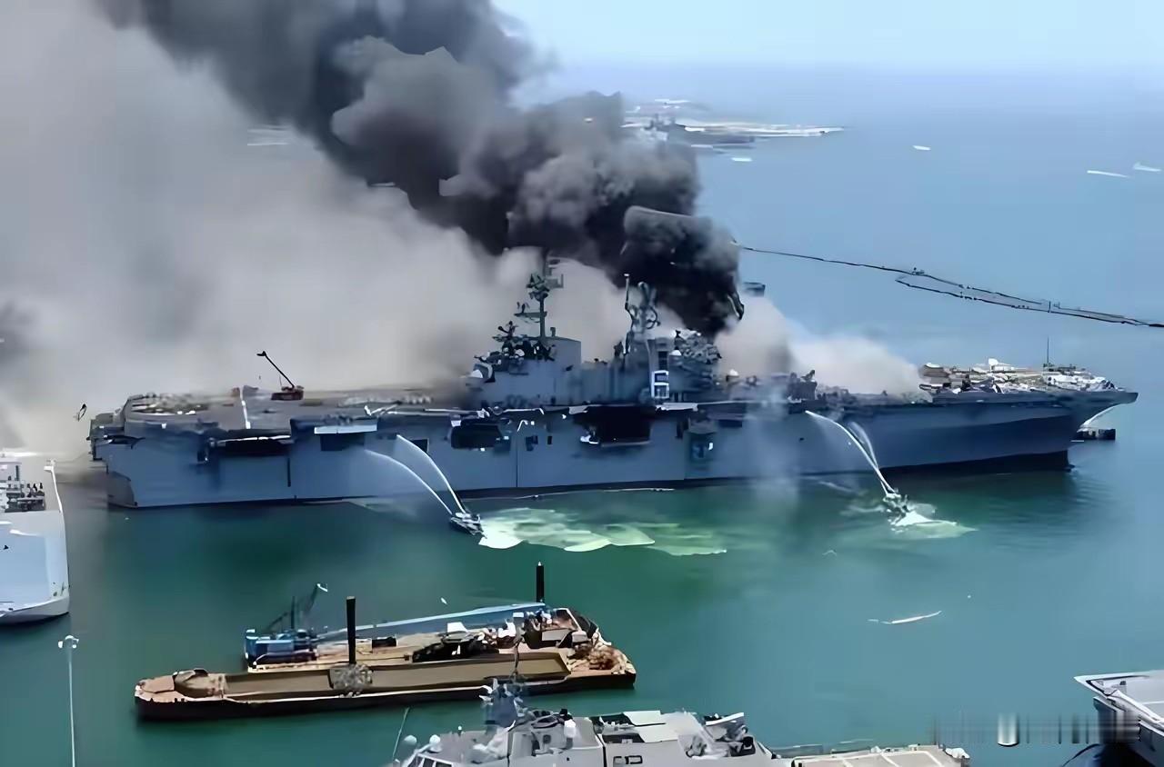 画面中的着火画面，不是“福特号”航母着火的画面，而是美国海军“好人理查德”号两栖