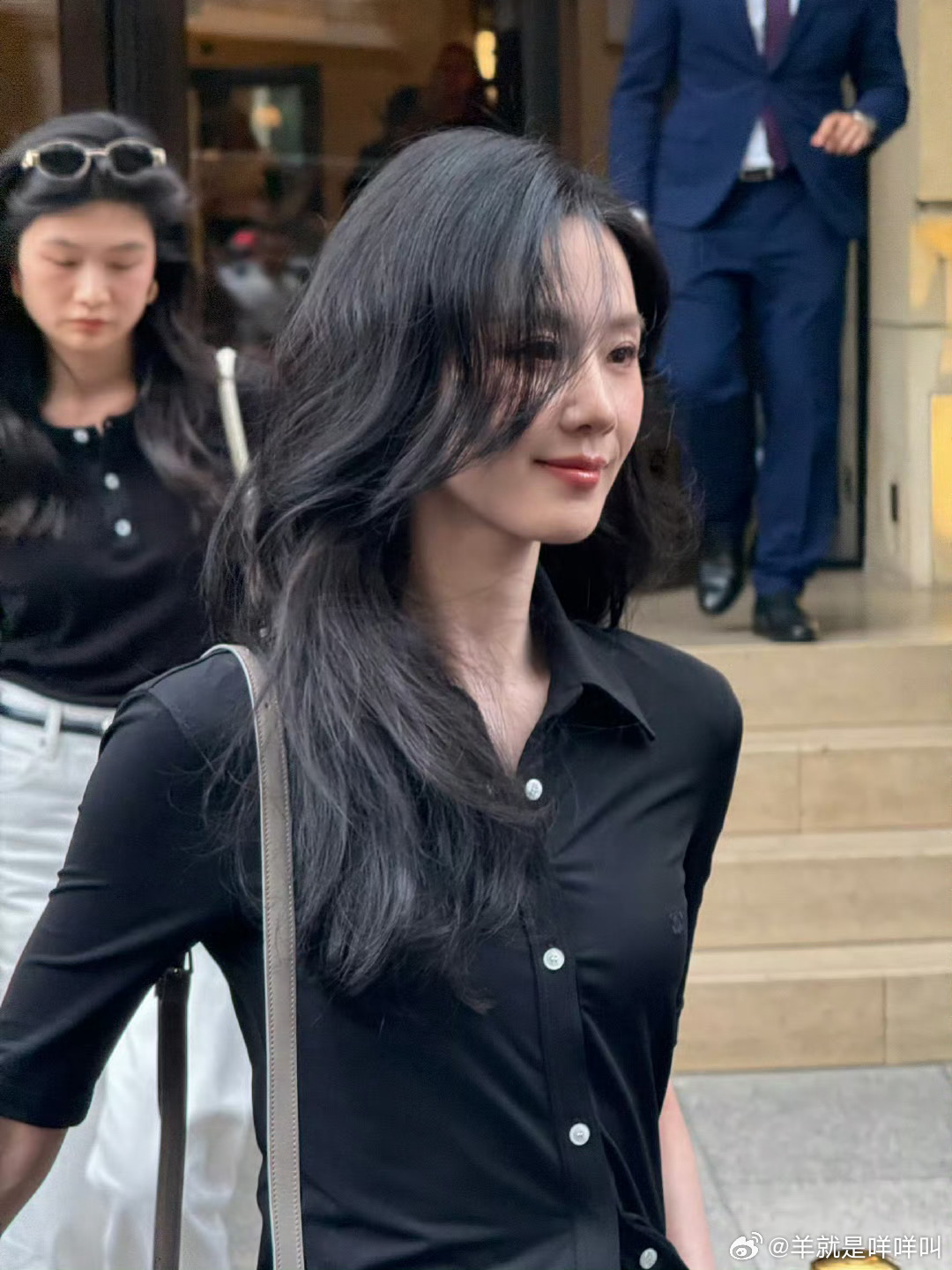刘诗诗巴黎时装周网友在法国偶遇了刘诗诗 这超近距离生图好美啊😍 ​​​