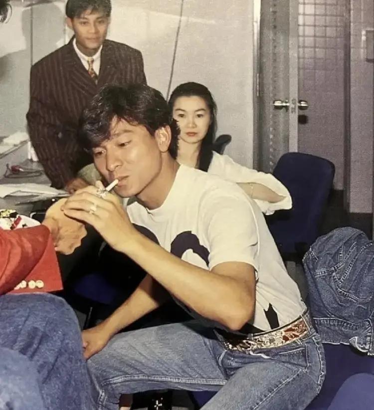 你以为刘德华30年不碰烟、10年不吃肉，靠的是自律？错了。1995年，他亲眼看着