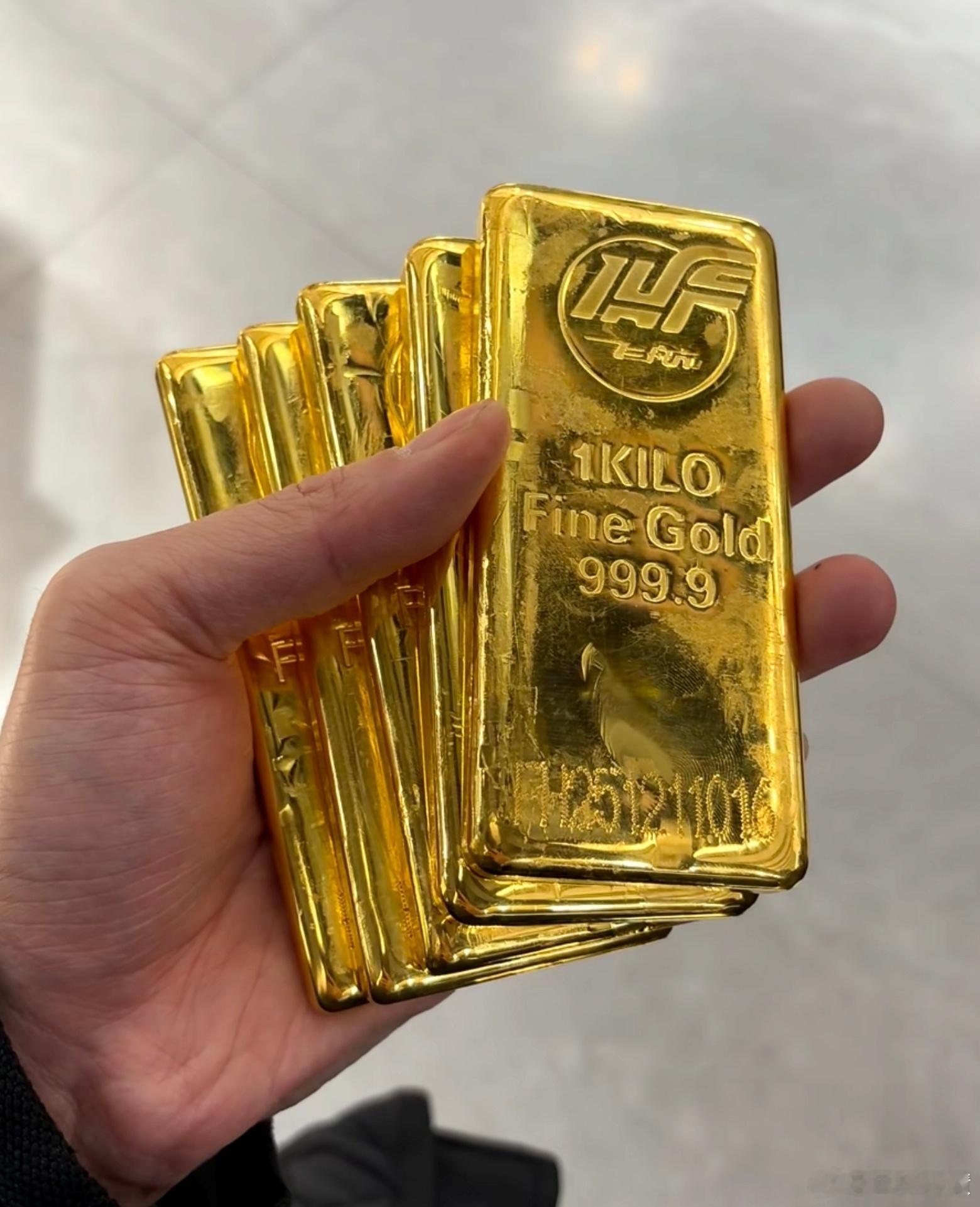 金价跌了生意却没疯涨时好大家都喜欢买涨不买跌，无责任盲猜这次金价可能会跌回400