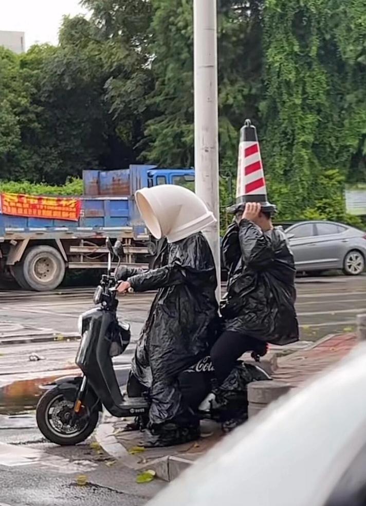 台风天出门的样子已经分不清扑在脸上的是雨水😭还是汗水😰还是泪水😂 ​​​