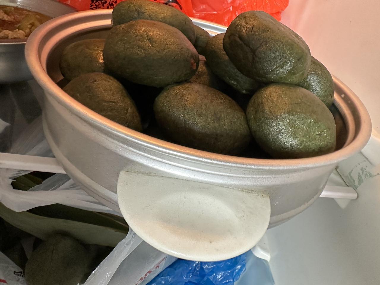 清明节还没到，我都收到了两份来自老家的清明果。一份是大妹的亲家送给父母和大妹的，