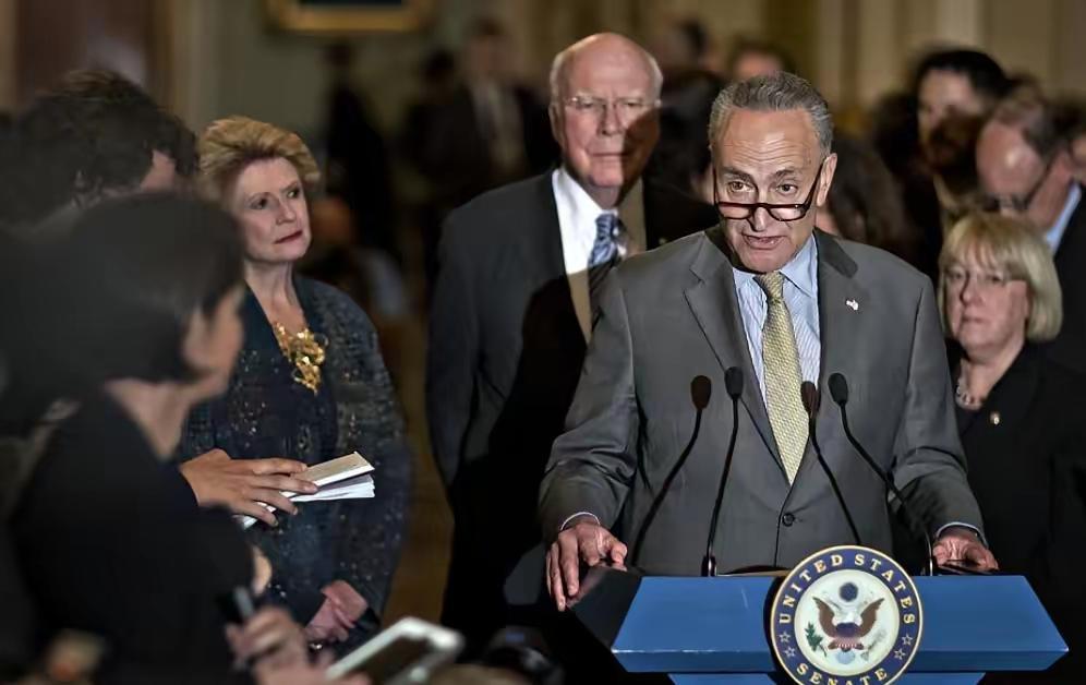 美国还在疯狂加税封锁，铁杆盟友英国却突然反水带团访华跨过“加税高墙”，英国为何带