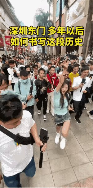 能看出来这是干什么吗？前呼后拥，“长枪短炮”，各路人马，纷至沓来，好不热闹呼！
