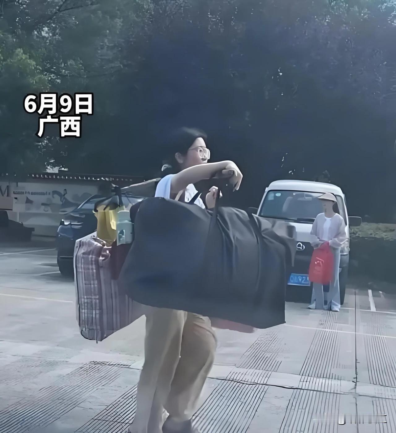 将女孩独行的背影简单解读为“励志典范”，实则陷入将结构性不公浪漫化的陷阱。真正的
