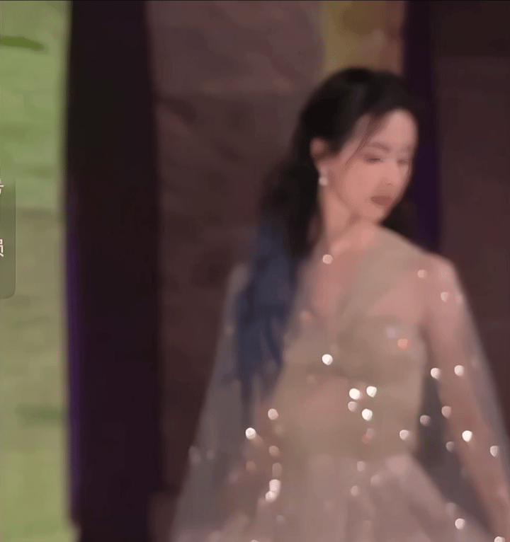 她蓝发人鱼姬造型真的瞬间在了我的心上

好美！好灵动！[惊喜]

  