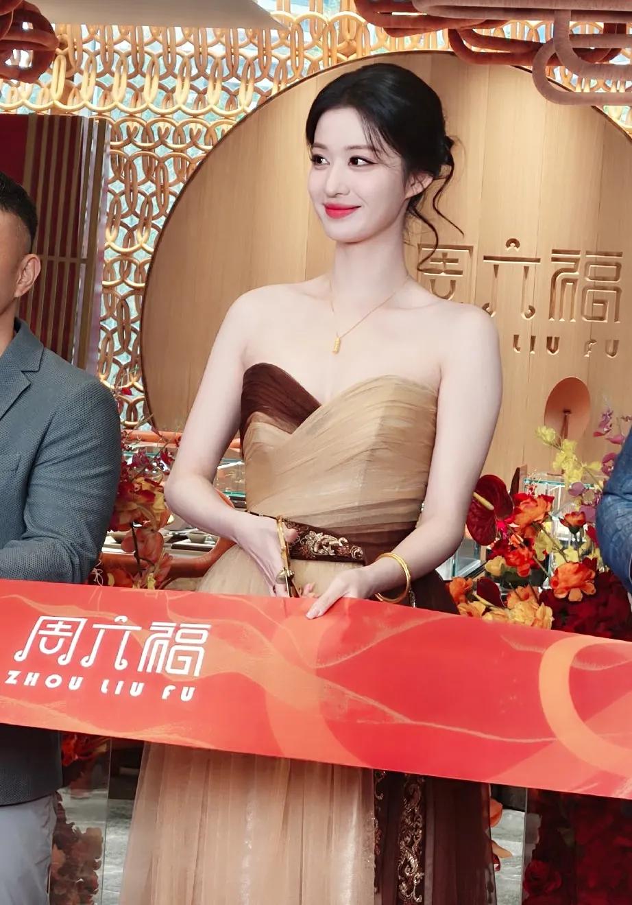 @王楚然 最新@周六福 [比心]