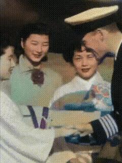 战后小日子使出了看家的本事，美国人很开心，送来的东西全部笑纳了，小日子也打开了局