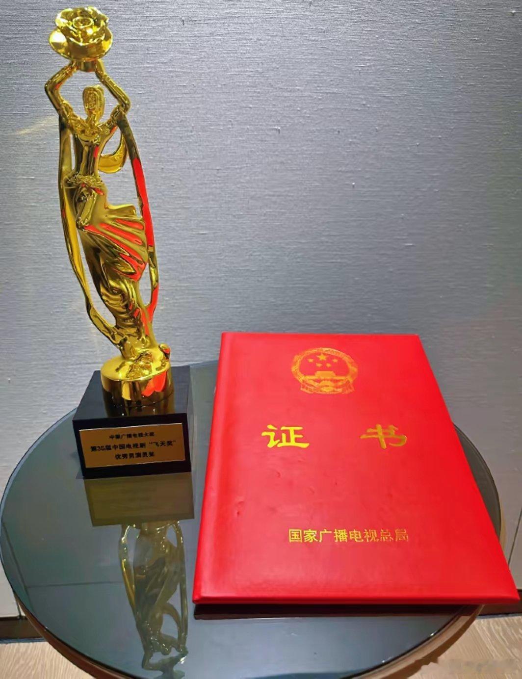 王仁君，确实不是一般普通意义上的艺人。​看看他使用的手机就知道了。​普通娱乐圈的