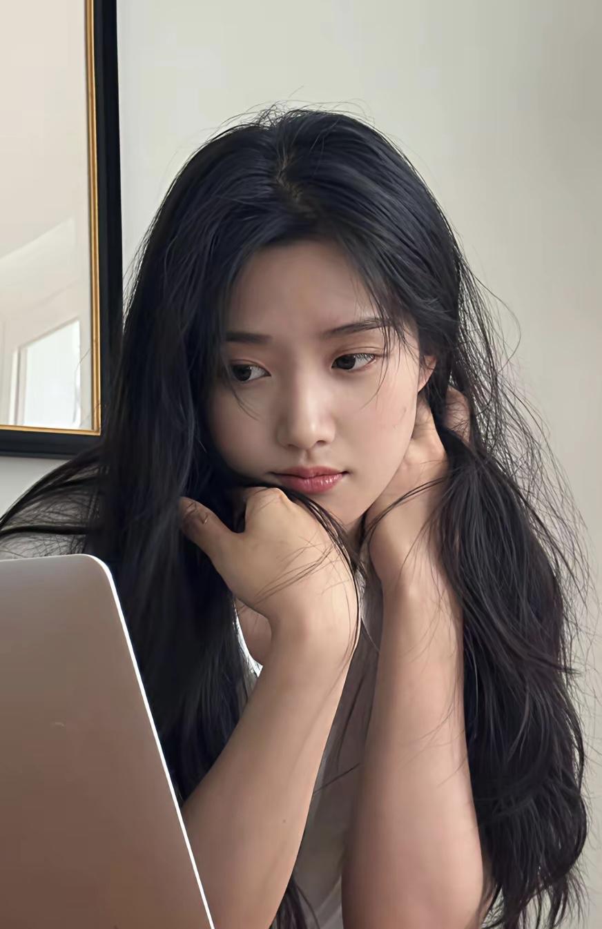 清纯甜美的样子漂亮吗清纯可爱的女孩，长相漂亮，身材好、性格温柔开朗活泼可爱的女孩