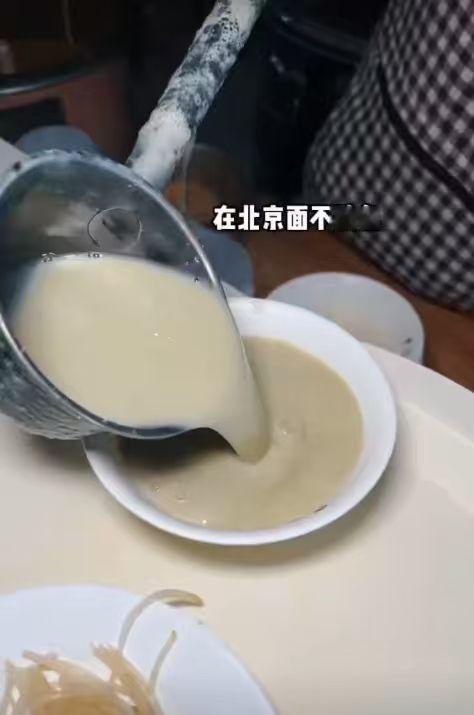 北京豆汁榜来了你敢挑战吗豆汁儿就是北京美食界的地标建筑，游客到北京都得打卡，所以