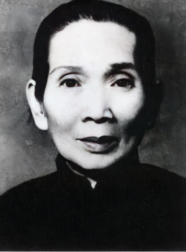 1945年，香港女侠方姑被叛徒出卖，眼看来不及逃跑，她却假扮成乞丐主动靠近日军，