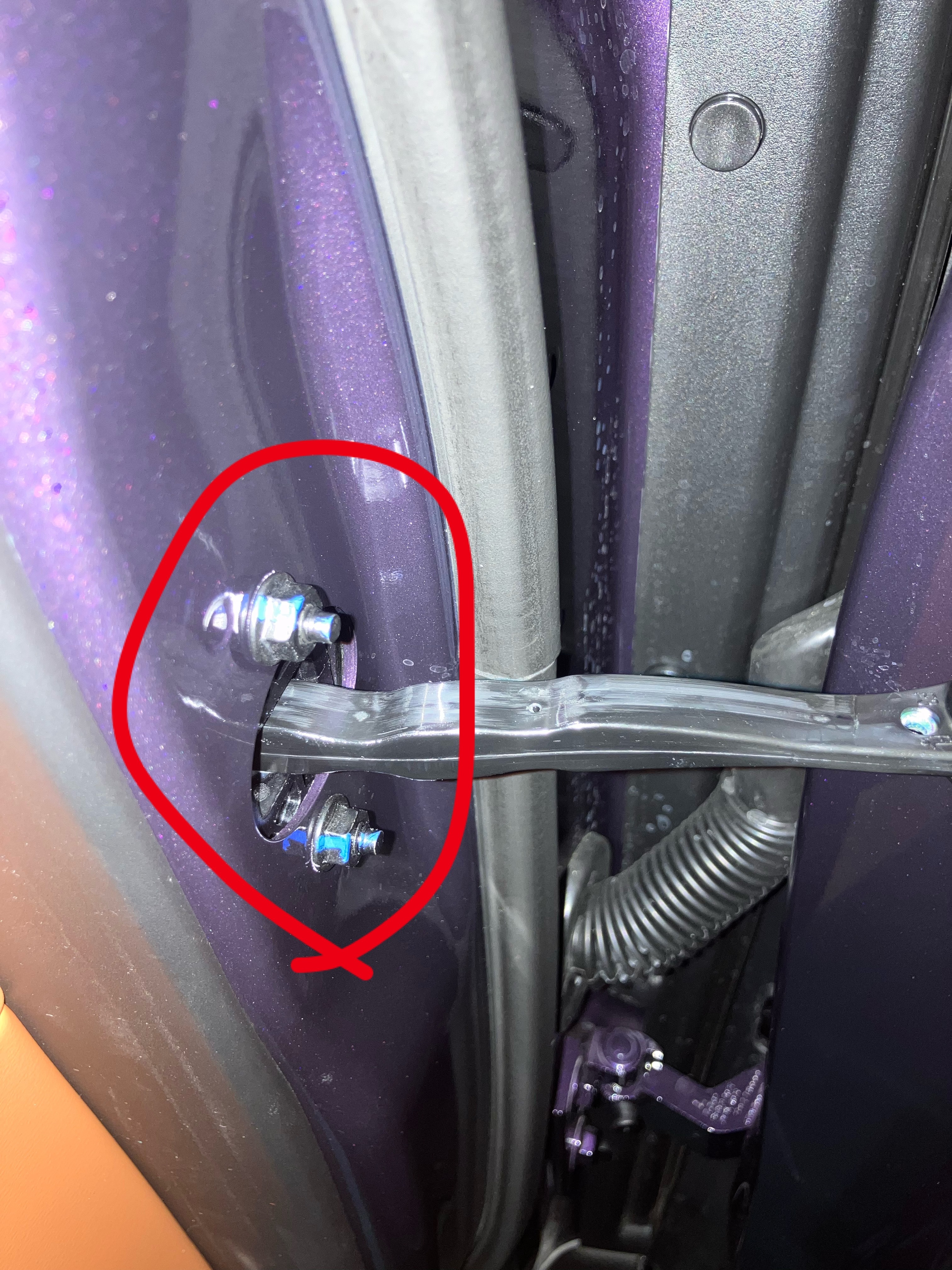 螺栓点漆，25年了，还有车企保留此质检工艺。难怪不舍得内置安装，内置安装就看不到