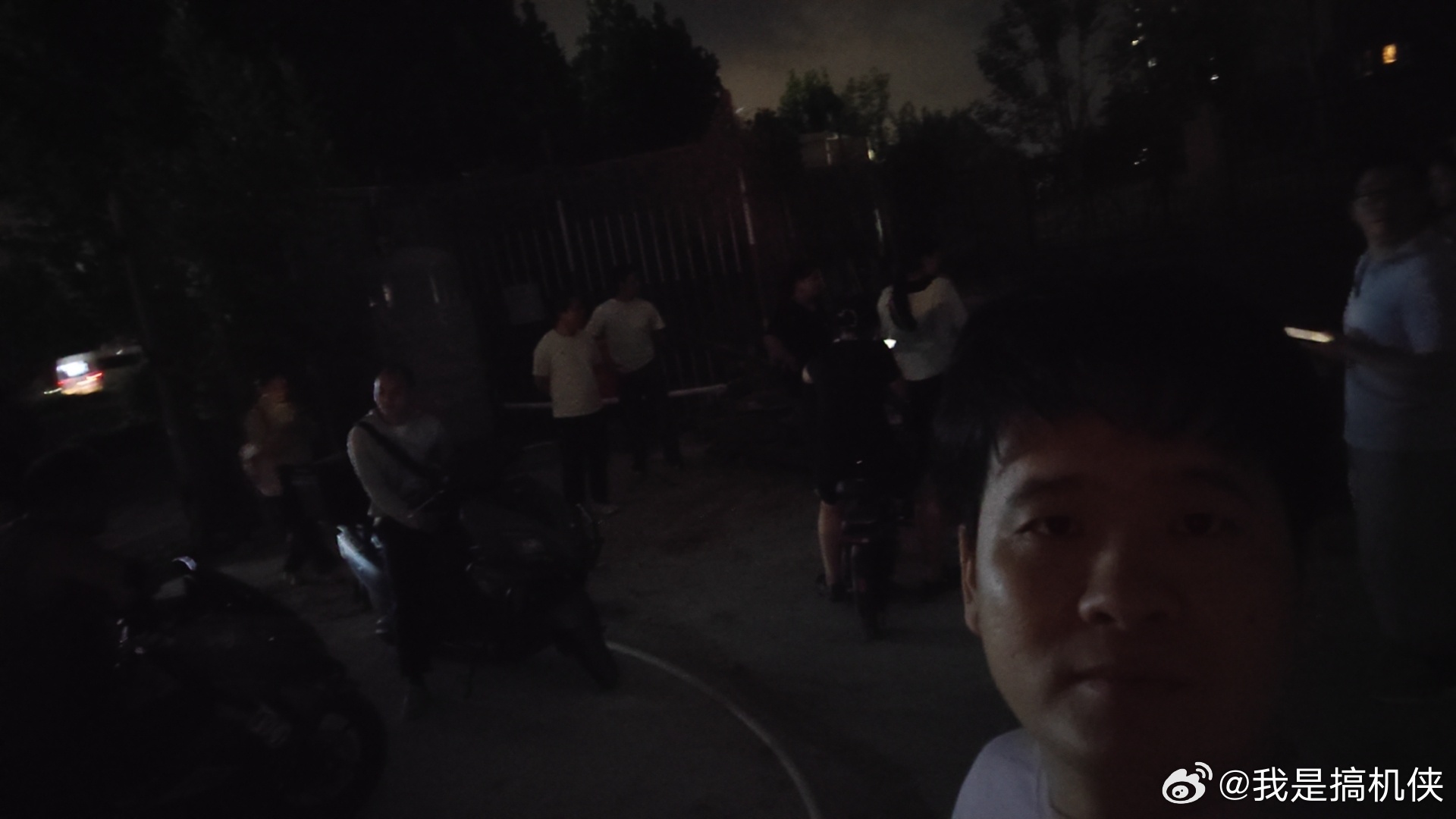 房贷我现在精装房，给房子卖了，不够还房贷的。今天小区业主还在维权，规划的小区道路