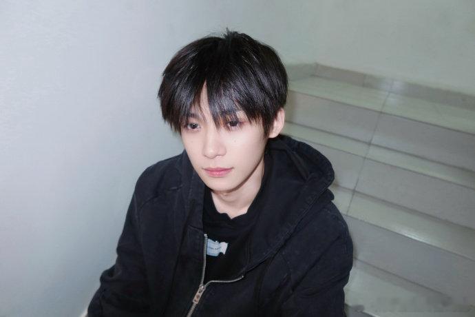 梓渝举大鱼梓渝抱豹猫 梓渝举大鱼，梓渝抱豹猫，一整个有被这个小梓渝可爱到了，一时