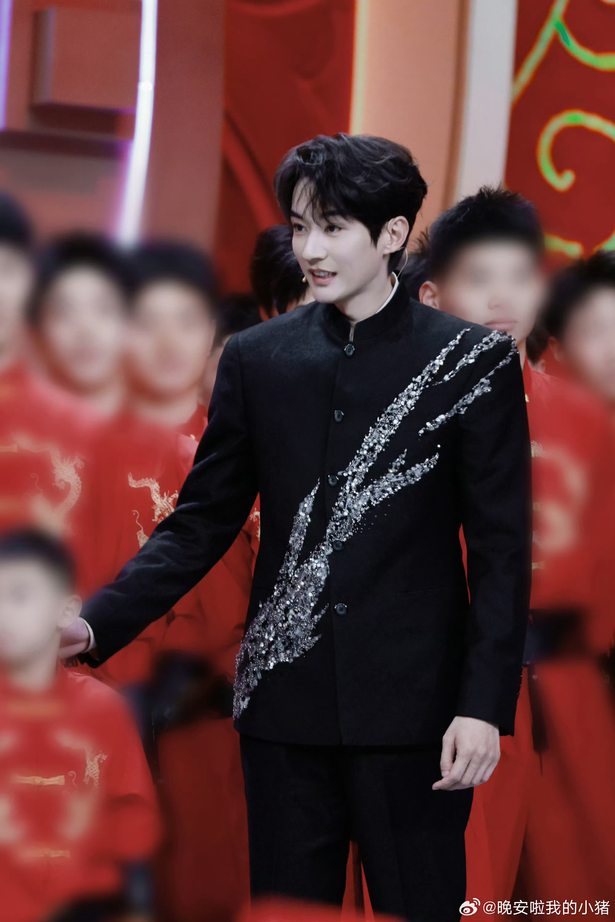 刘学义开门迎春晚造型出图，好周正