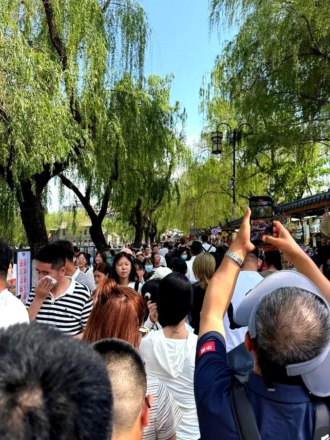 一觉醒来
出门和不出门的天都塌了！
万万没想到，五一旅游热度爆表

黄山脚下饭馆